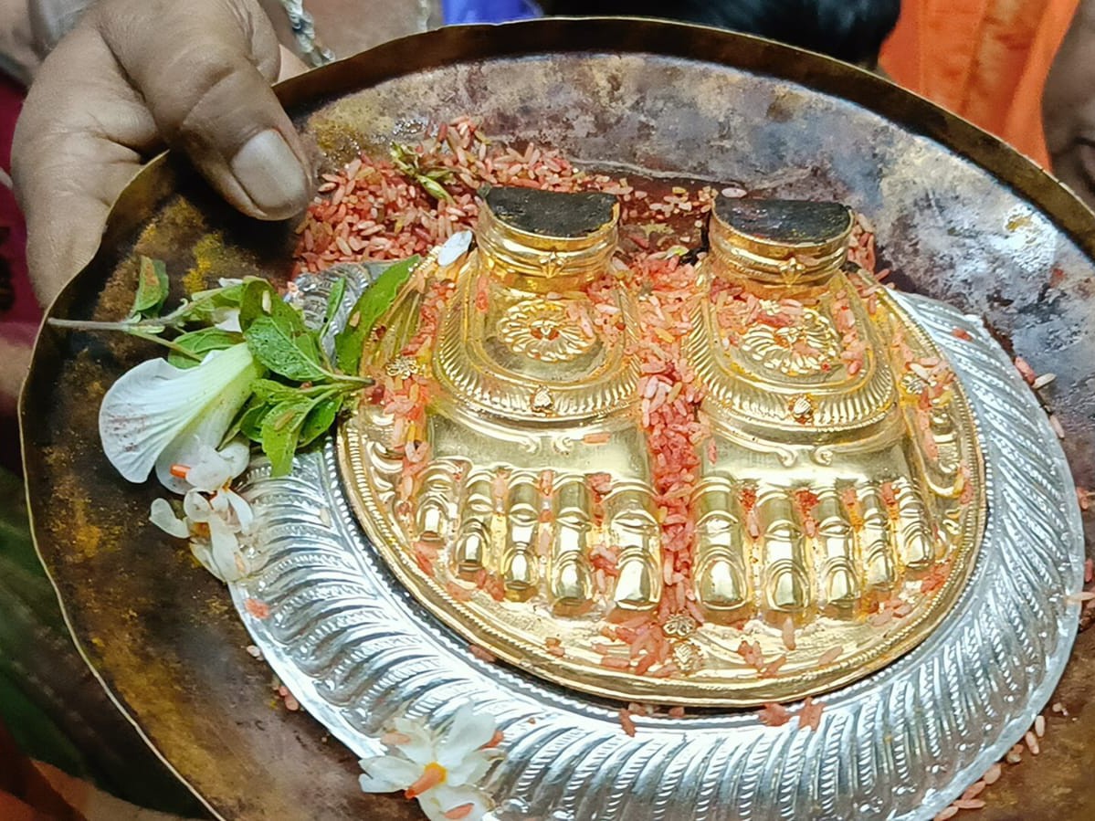 వెంకటేశ్వర స్వామికి బంగారు పాదాల వితరణ