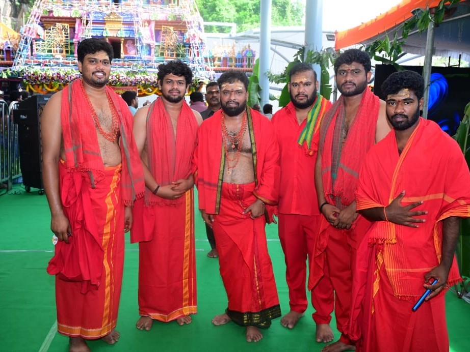 కనకదుర్గ అమ్మ వారిని దర్శించిన మంత్రి సుభాష్