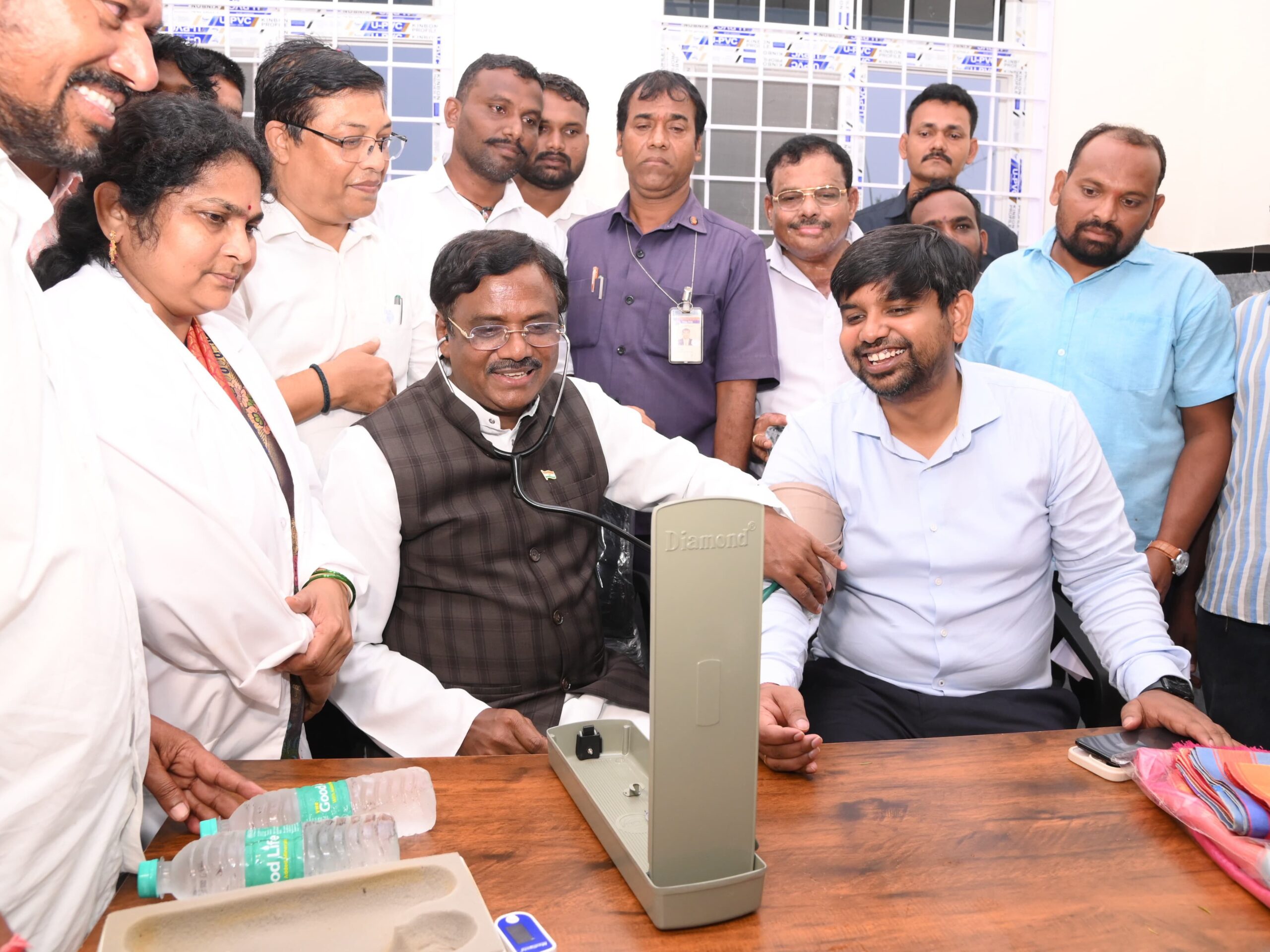 డాక్టర్‌గా మారిన మంత్రి వివేక్
