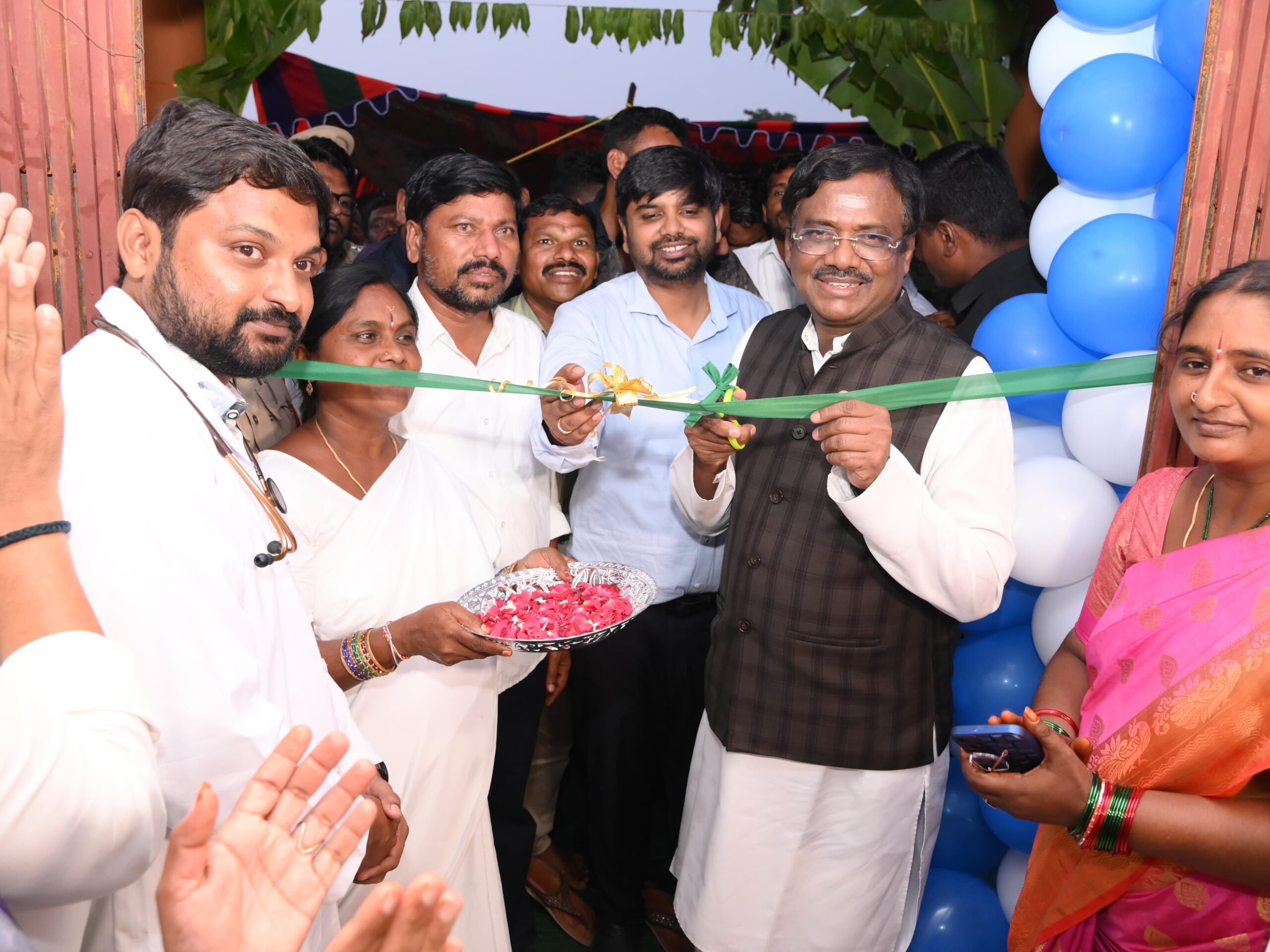 ప్రాథమిక ఆరోగ్య కేంద్రాన్ని ప్రారంభించిన మంత్రి
