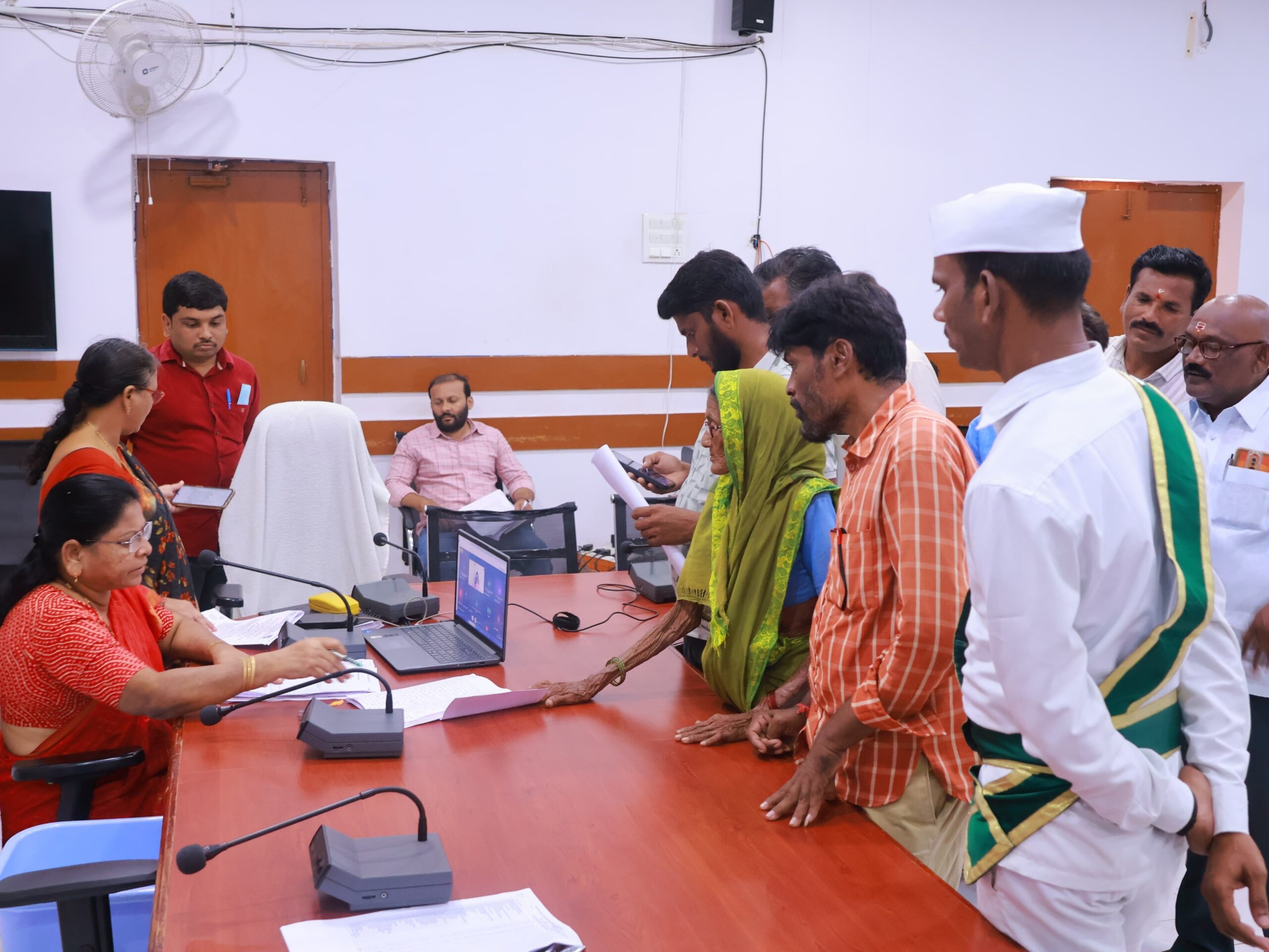 ప్రజావాణికి 82 దరఖాస్తులు: అదనపు కలెక్టర్