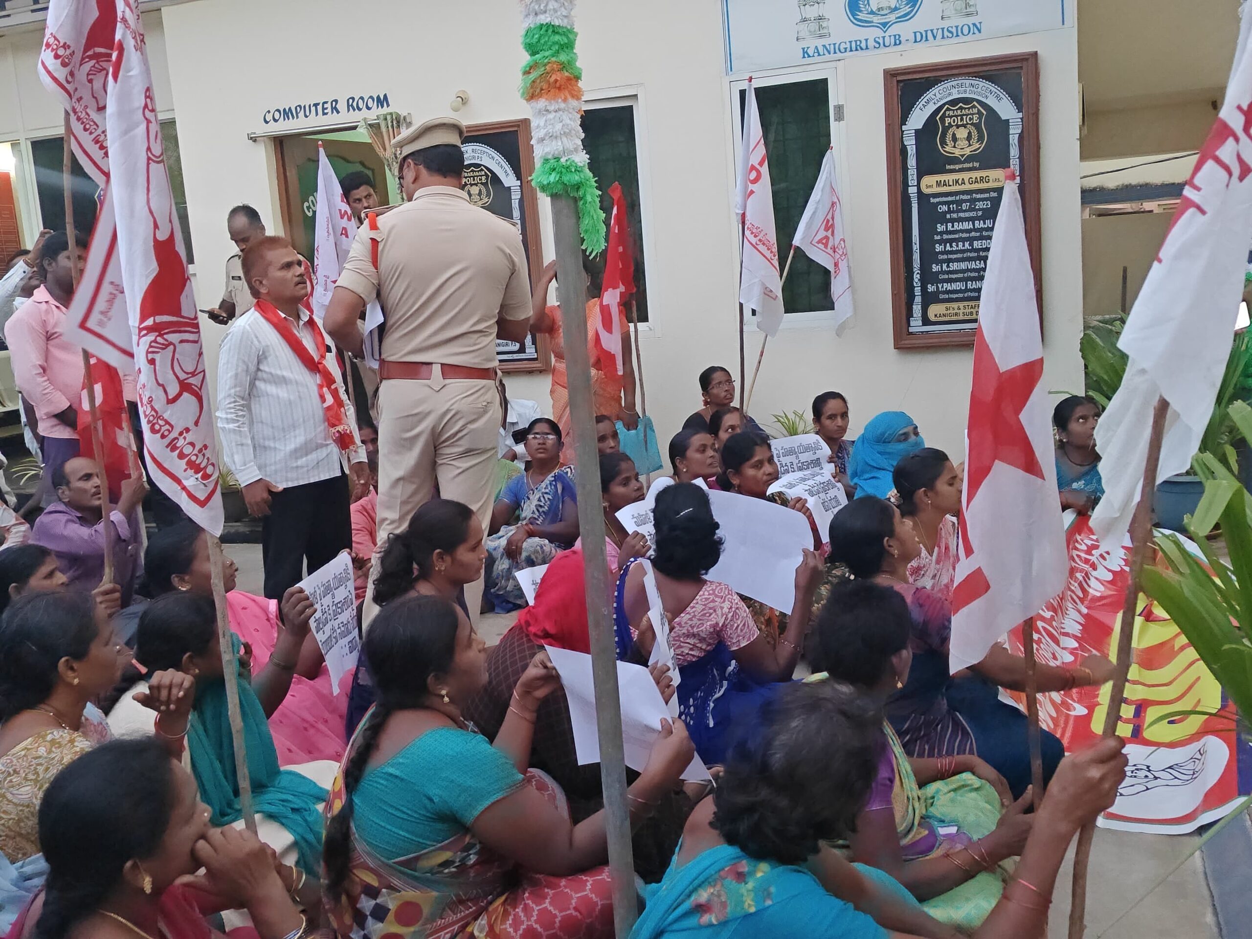 నిందితుడిని అరెస్ట్ చేయాలని ఐద్వా ఆధ్వర్యంలో నిరసన