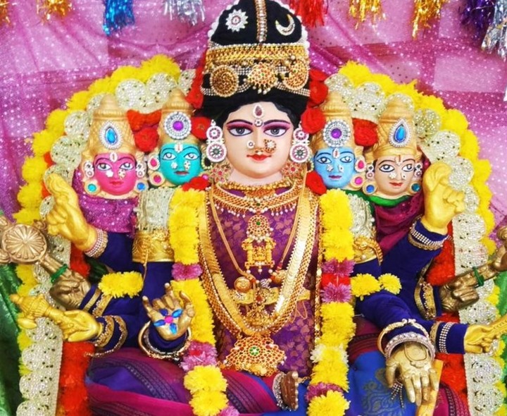 గాయత్రి దేవి అలంకారంలో అమ్మవారు