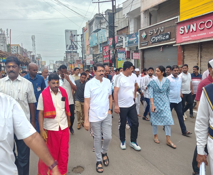 సిరిమాను తిరిగే ప్రదేశాలను పరిశీలించిన కలెక్టర్, ఎస్పీ