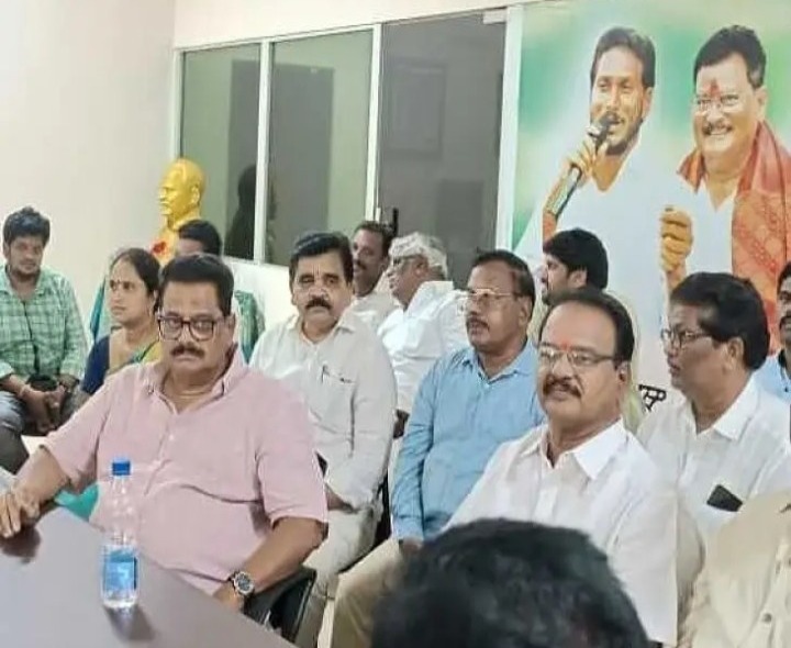 వైసీపీ నాయకులు, కార్యకర్తలతో మాజీమంత్రి సమావేశం