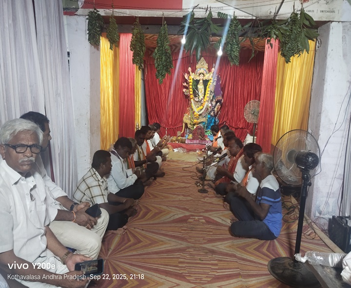 శ్రీశ్రీశ్రీ దుర్గాదేవి సన్నిధిలో భజనలు