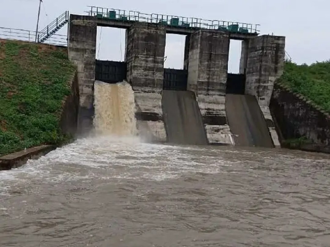 కౌలాస్ నాల ప్రాజెక్టు 2 గేట్ల ద్వారా నీటి విడుదల