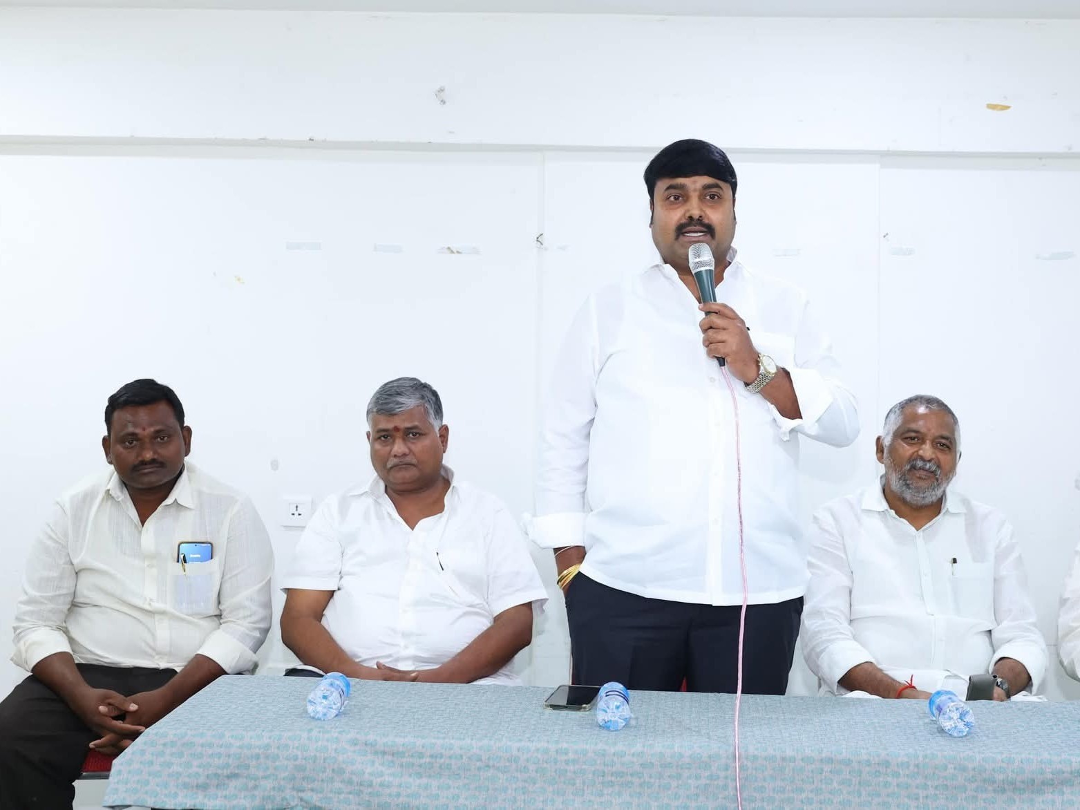 టీడీపీ నాయకులతో సమావేశం నిర్వహించిన ఎమ్మెల్యే