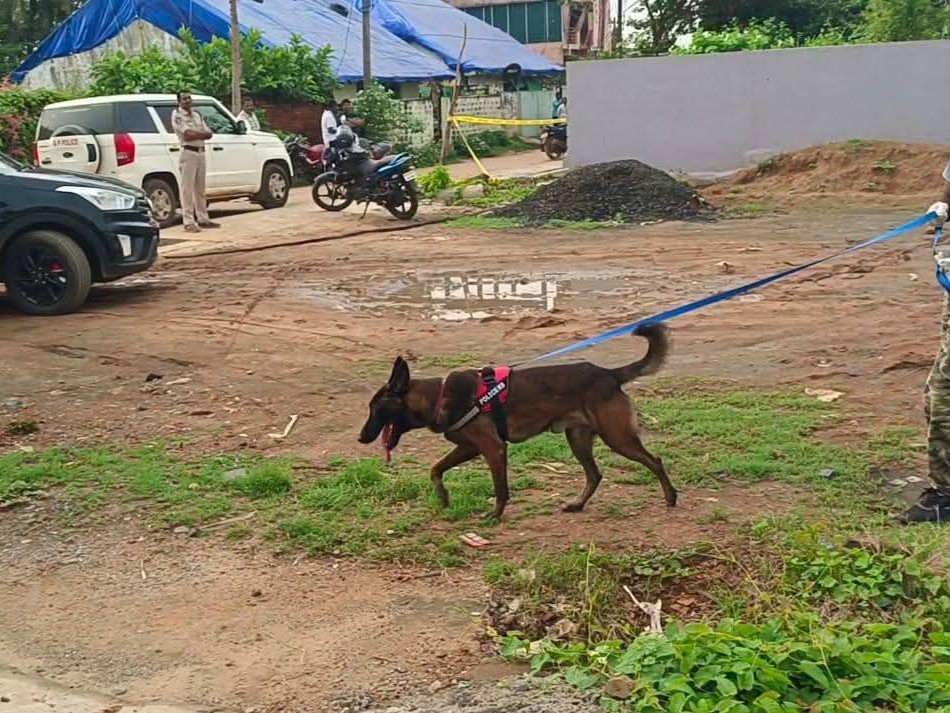లక్కవరంలో చోరీ.. రంగంలోకి క్లూస్ టీమ్