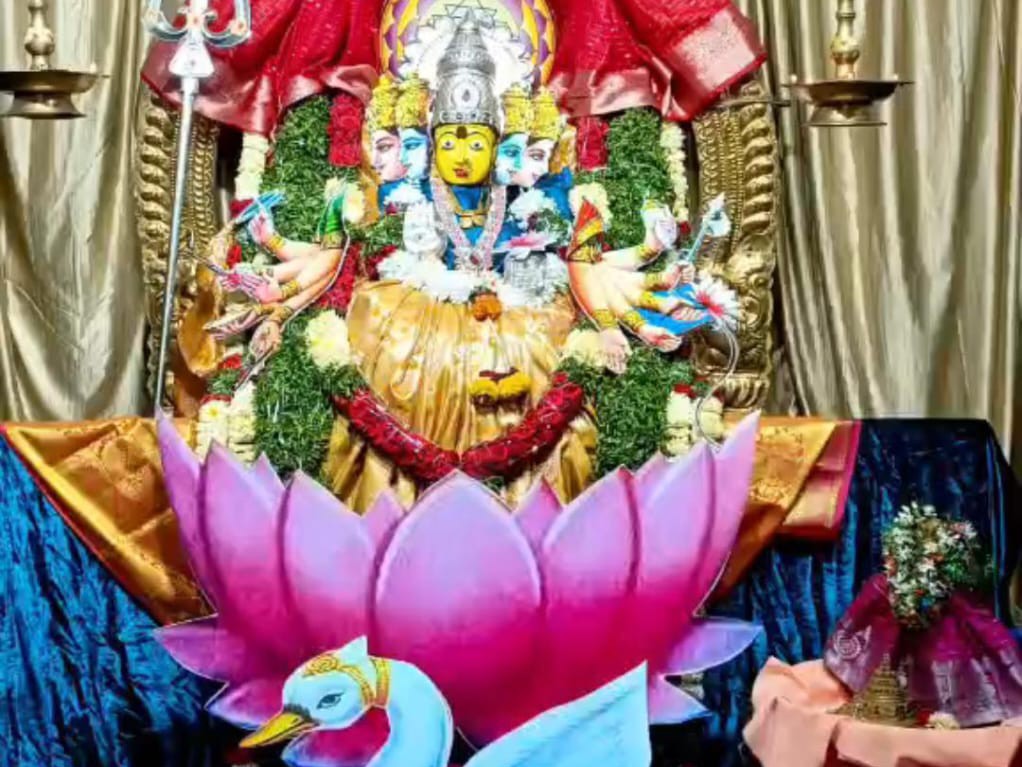 గాయత్రీ దేవిగా చిట్యాల దుర్గమ్మ దర్శనం
