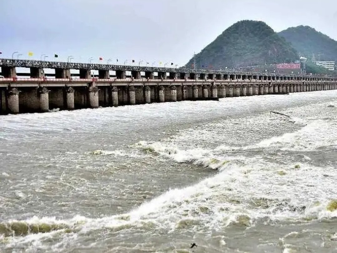ప్రకాశం బ్యారేజీకి భారీగా వరద నీరు