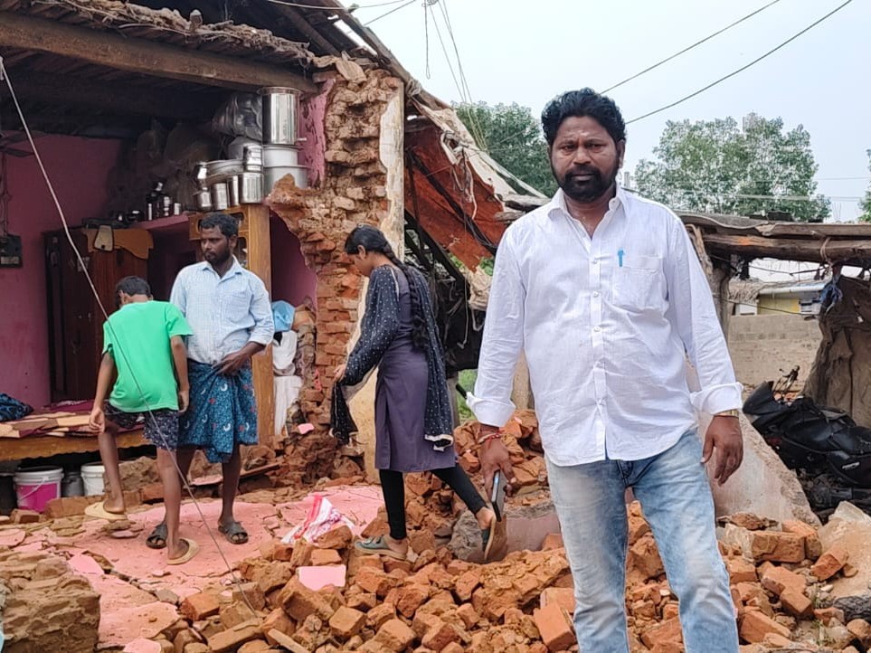కుప్పకూలిన ఇల్లు.. తృటిలో తప్పిన ప్రమాదం