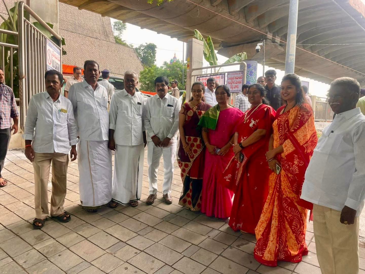 దుర్గమ్మను దర్శించుకున్న జిల్లా నేతలు