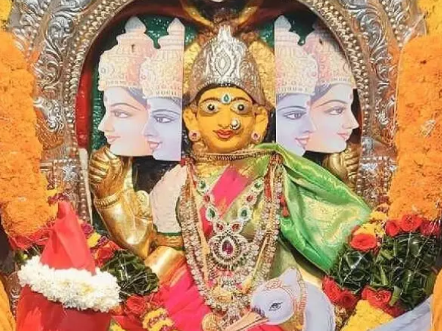 గాయత్రీదేవి అవతారంలో దాడితల్లి అమ్మవారు
