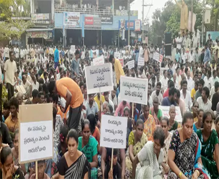 ఉప్పాడలో మత్స్యకారుల ఆందోళన