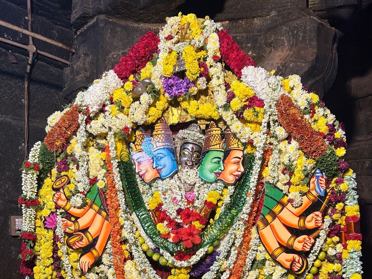 లేపాక్షిలో గాయత్రీ దేవి అలంకారంలో దుర్గాదేవి