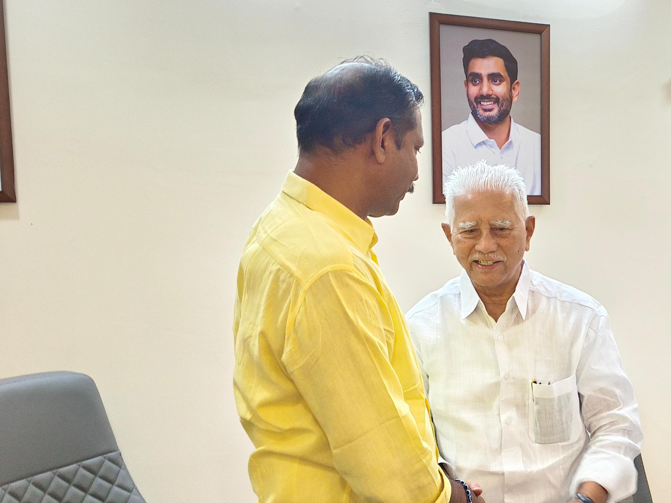 TDP రాష్ట్ర అధ్యక్షుడుని కలిసిన ఎమ్మెల్యే వరదరాజుల రెడ్డి