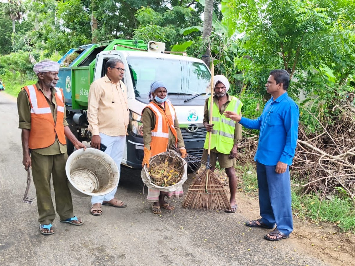 గ్రామాల్లో పారిశుద్ధ్య పనులను పరిశీలించిన ఎంపీడీవో
