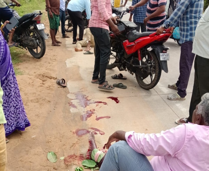 బధిరుల పాఠశాల సమీపంలో రోడ్డు ప్రమాదం