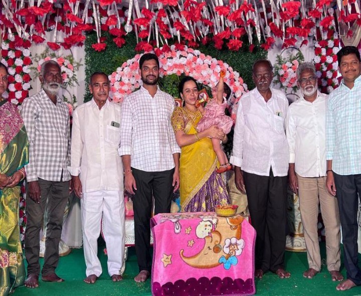 చిన్నారిని ఆశీర్వదించిన మాజీ ఎమ్మెల్యే