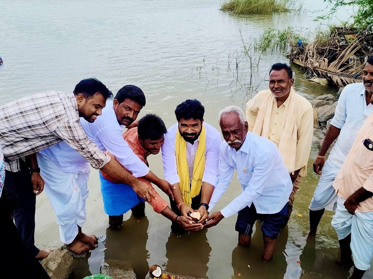జలహరతి ఇచ్చిన నాయకులు