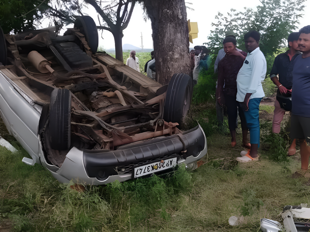 కారు బోల్తా.. వ్యక్తికి గాయాలు