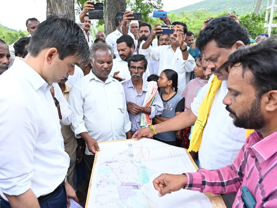 శిథిలావస్థలో ఉన్న ఇళ్లను తిరిగి నిర్మించండి: కలెక్టర్