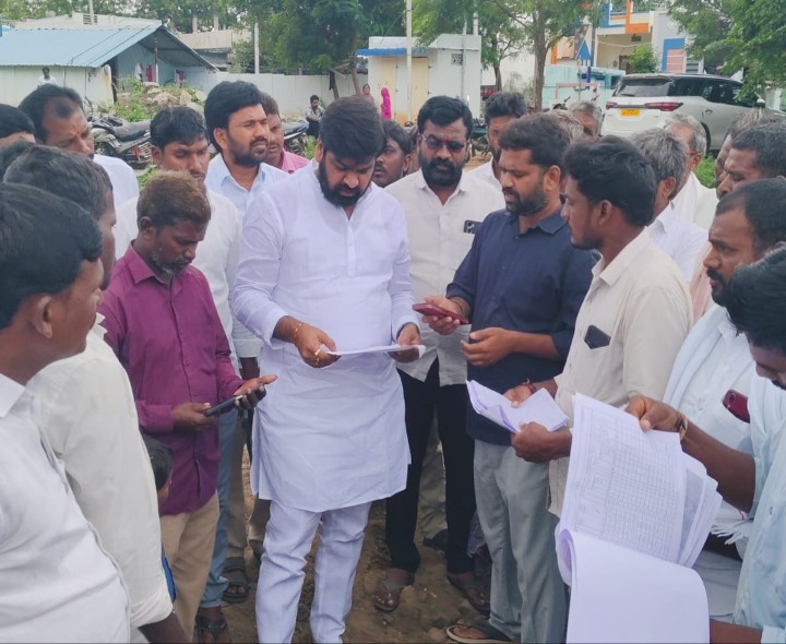 ‘భూమిని కబ్జా చేయాలని చూస్తున్నారు’