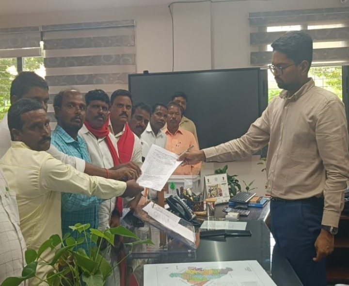 కలెక్టర్‌కు వినతి పత్రం అందజేసిన భవన నిర్మాణ కార్మికులు