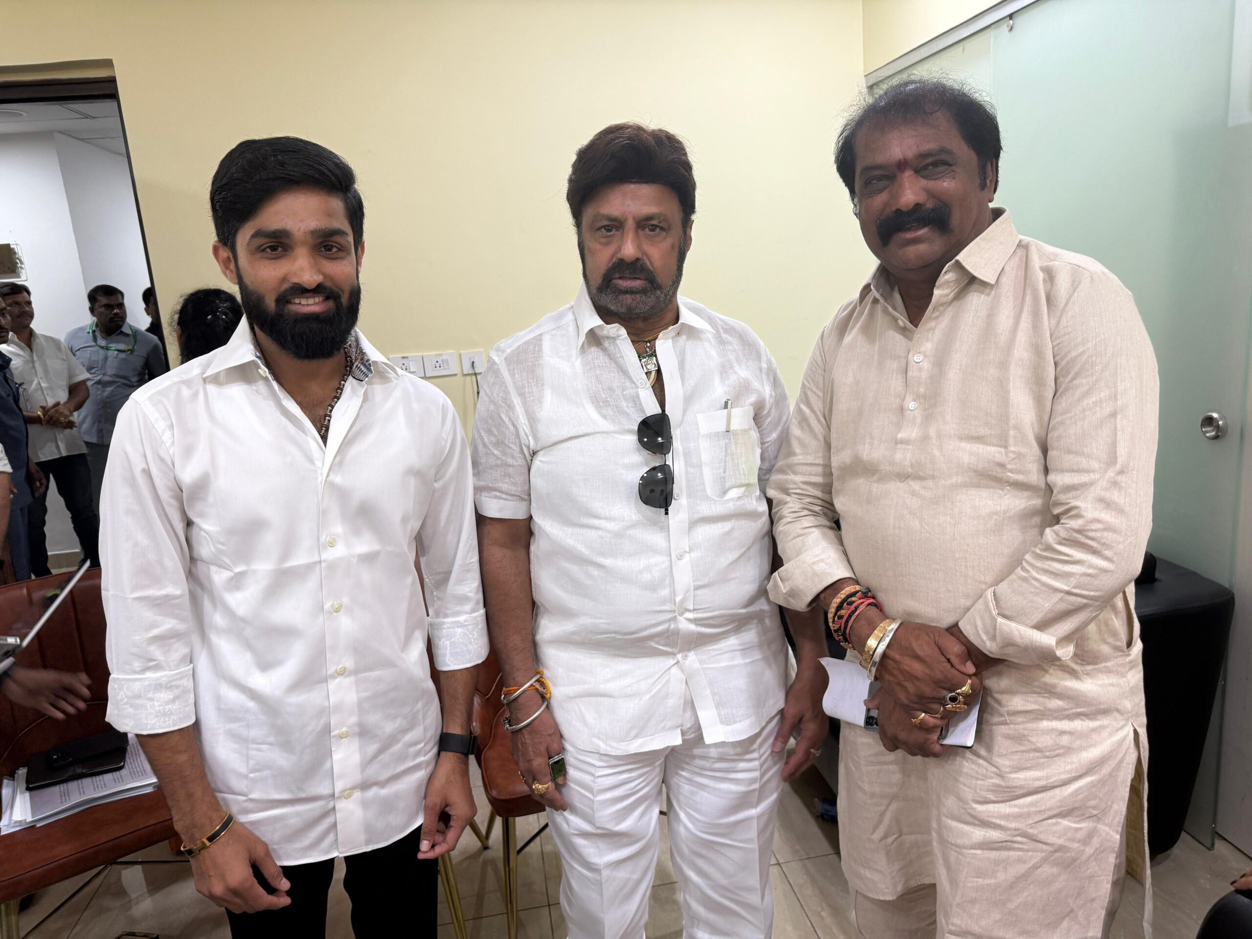 బాలకృష్ణను కలిసిన గుంతకల్ ఎమ్మెల్యే