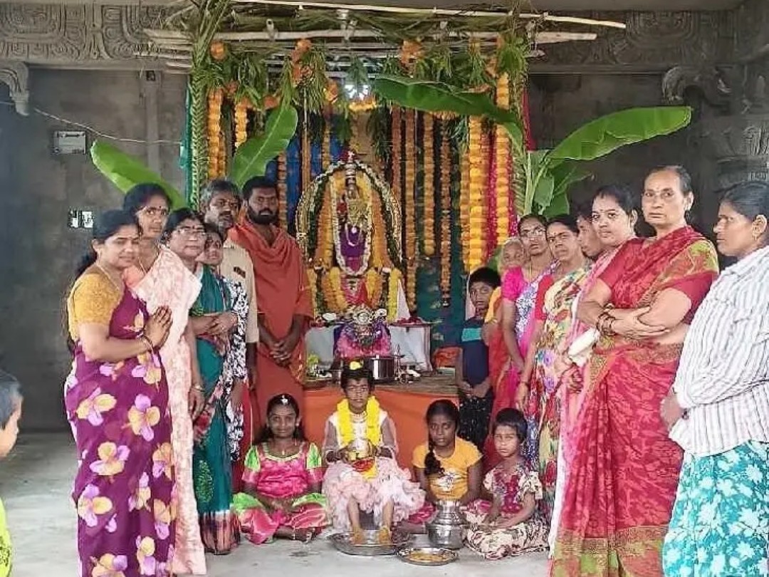 గాయత్రీదేవిగా దర్శనం ఇచ్చిన శ్రీ విశాలాక్షి అమ్మవారు