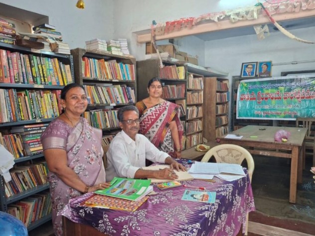 గ్రంథాలయాన్ని తనిఖీ చేసిన జిల్లా కార్యదర్శి