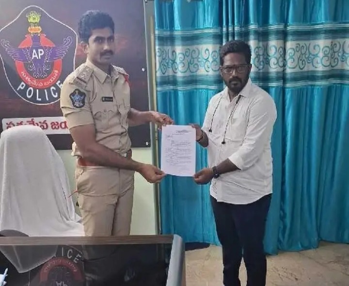 విద్యుత్ దీపాలంకరణ ధ్వంసం.. కేసు నమోదు