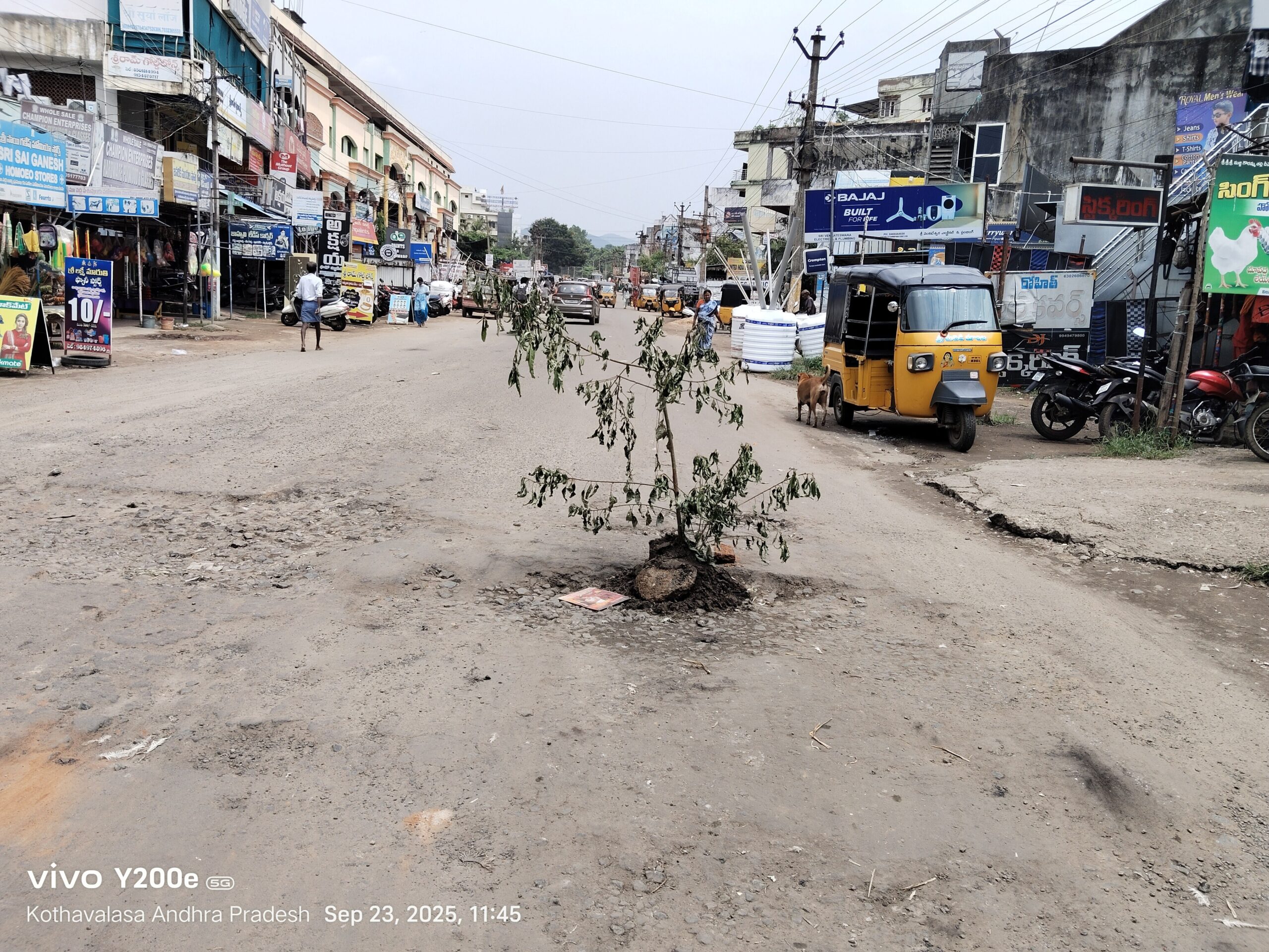 రోడ్డు మధ్యలో గొయ్యి