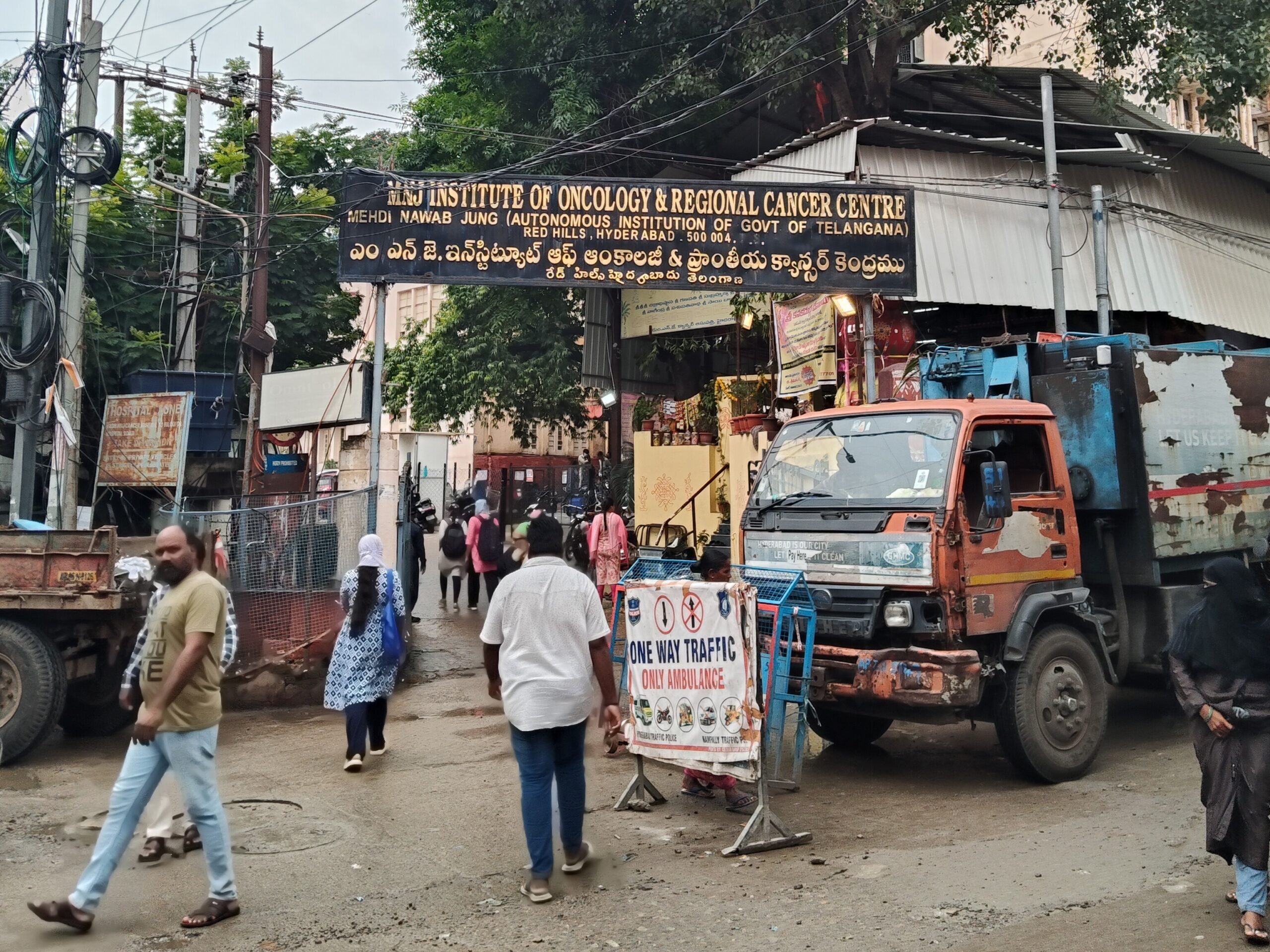 డ్రైనేజీ మ్యాన్ హోల్స్ క్లీనింగ్‌పై స్పెషల్ డ్రైవ్