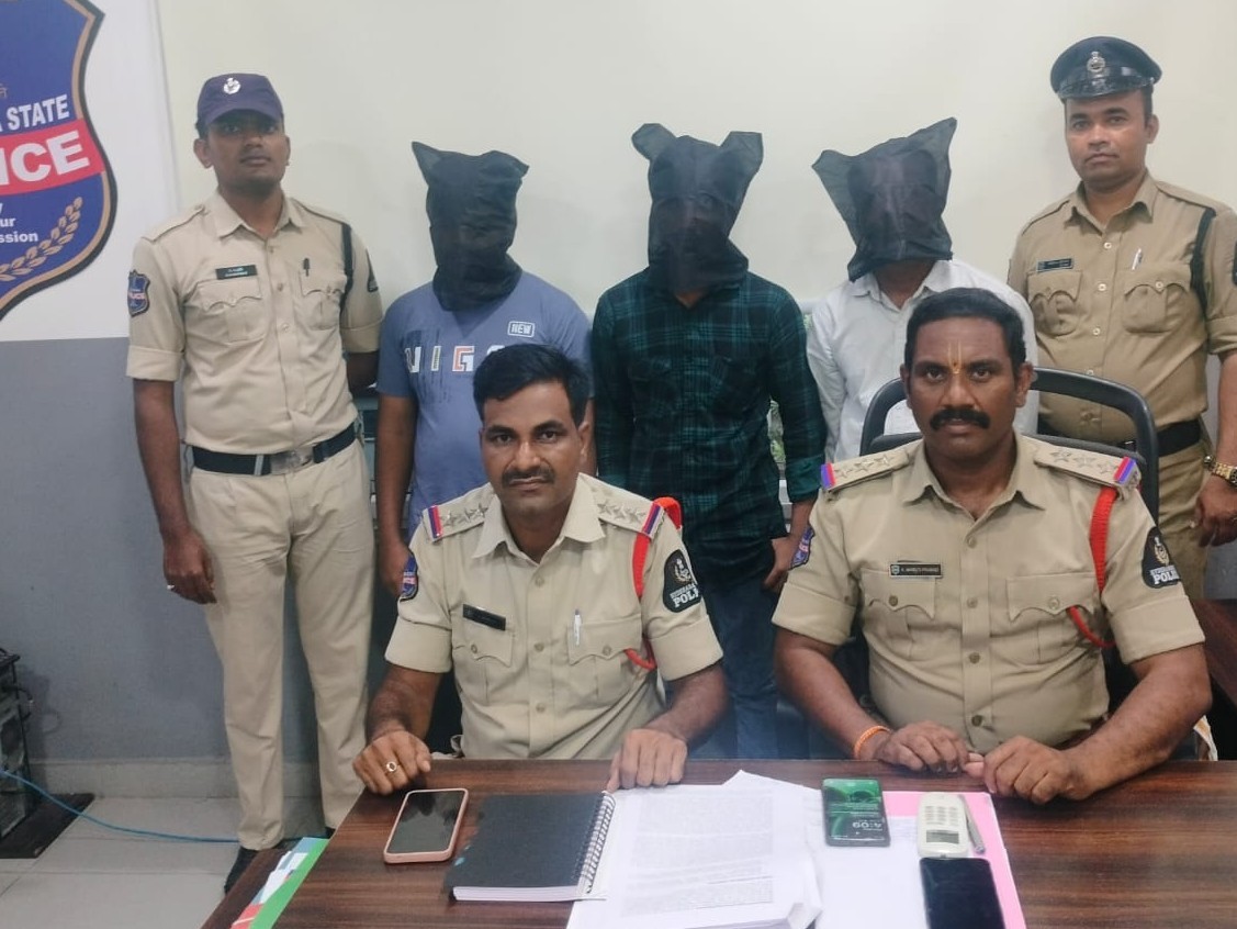 ఆభరణాలు తయారు చేస్తామని బంగారం కాజేశారు..!
