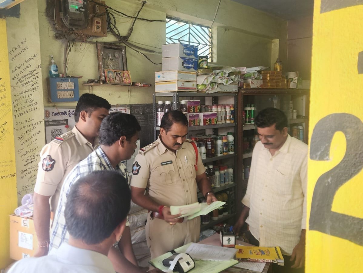 కంభం: ఎరువుల దుకాణాలను తనిఖీ చేసిన సీఐ