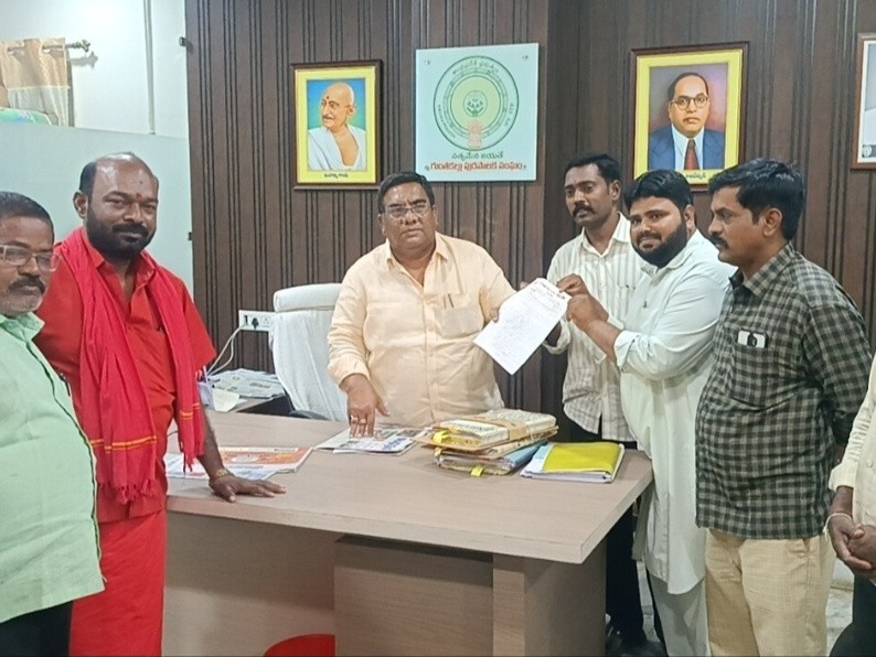 కుక్కల బెడద నివారించాలని కమిషనర్‌కు వినతి