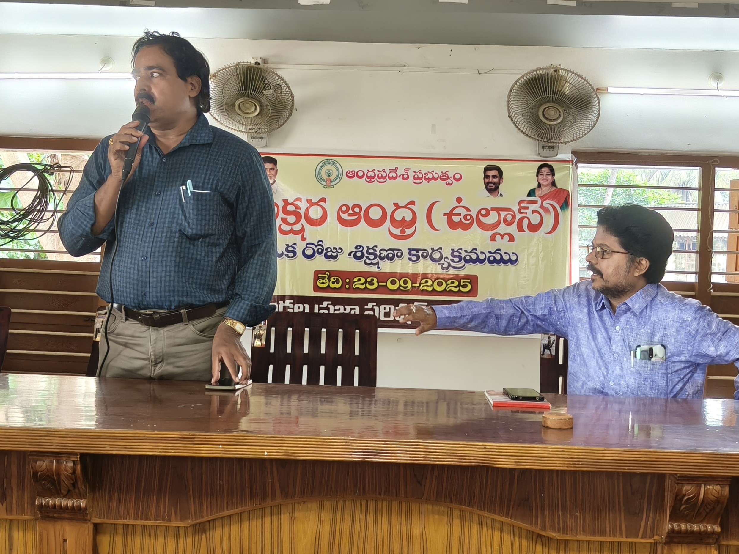 ‘నిరక్షరాస్యలను అక్షరాస్యులుగా తీర్చిదిద్దాలి’