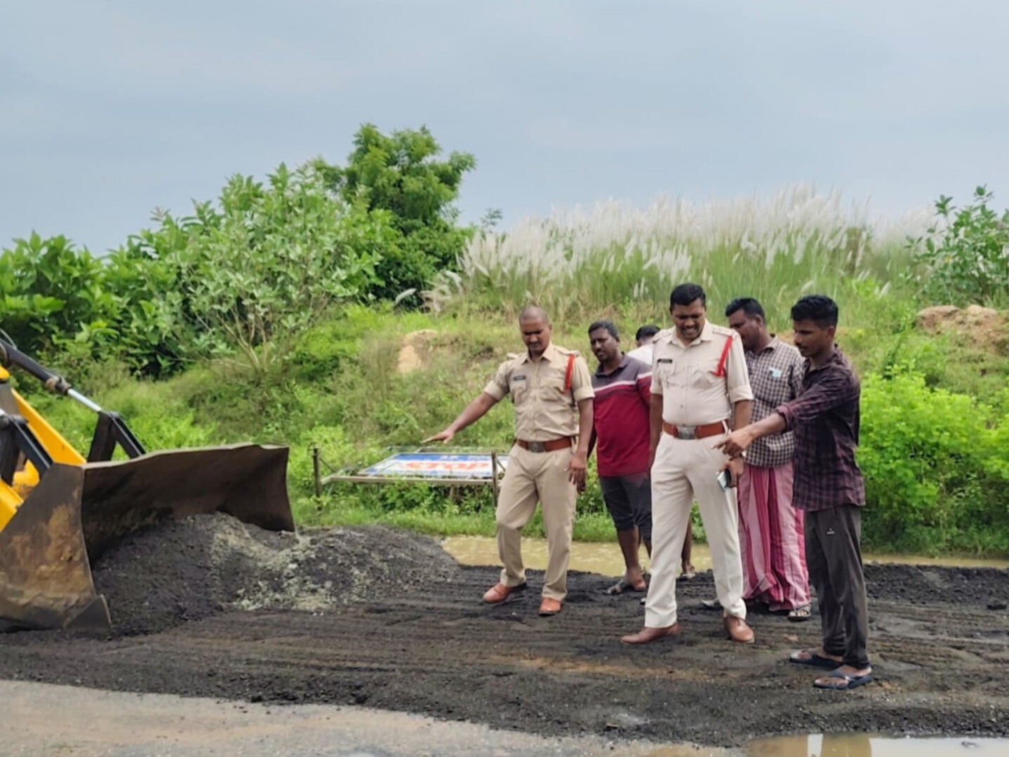 శ్రమదానంతో గుంతలు పూడ్చివేత