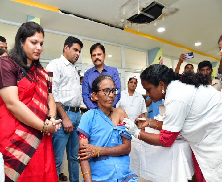 హెపటైటిస్ వ్యాక్సిన్‌ను పరిశీలించిన కలెక్టర్