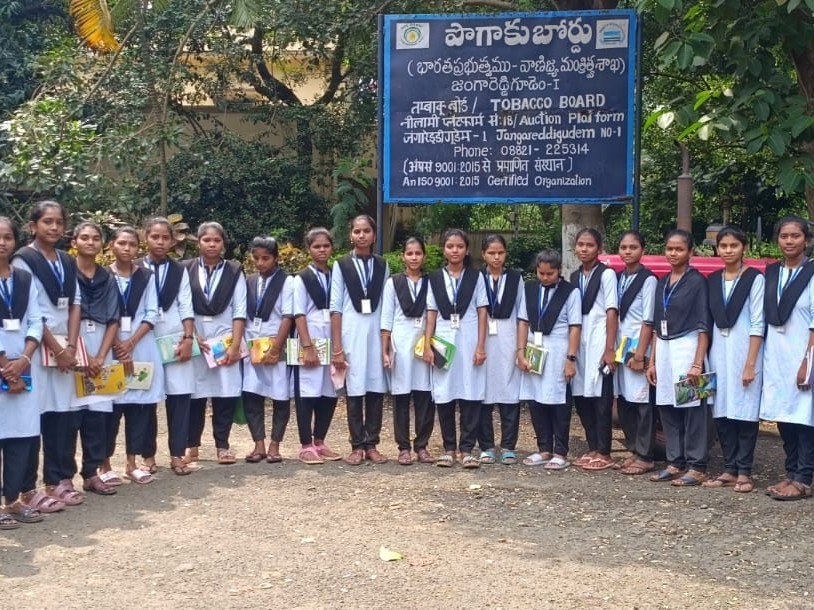క్షేత్ర స్థాయి పర్యటనలో విద్యార్థులు