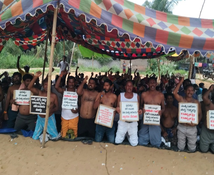 మత్స్యకారులు అర్ద నగ్న ప్రదర్శన