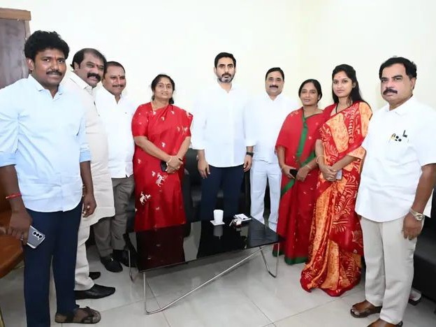 మంత్రి నారా లోకేష్‌ను కలిసిన జిల్లా నేతలు