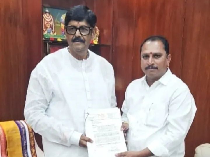 ఆలయాల అభివృద్ధికి నిధులు ఇవ్వాలని మంత్రికి వినతి