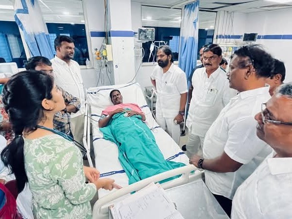 చికిత్స పొందుతున్న వ్యక్తిని పరామర్శించిన మాజీ మంత్రి