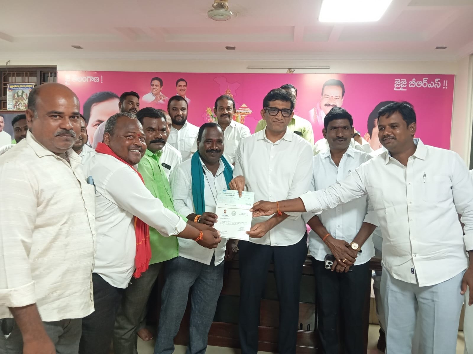 ముఖ్యమంత్రి సహాయనిధి చెక్కులు పంపిణీ చేసిన ఎమ్మెల్యే
