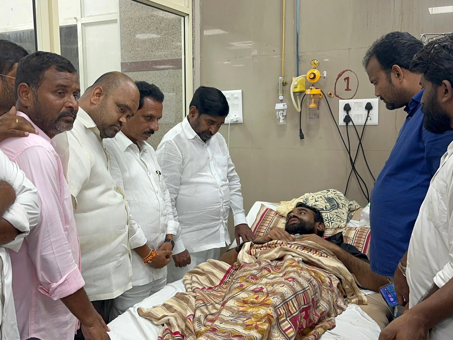 ఆమరణ నిరాహార దీక్ష చేపట్టిన అశోక్‌కు పరామర్శ