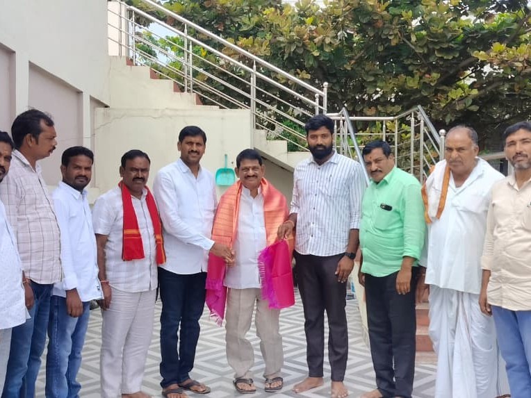 మాజీ ఎమ్మెల్యేని సన్మానించిన కుల సంఘం సభ్యులు