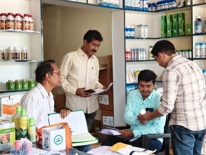 ఫెర్టిలైజర్స్ షాపు తనిఖీ చేసిన విజిలెన్స్ అధికారులు